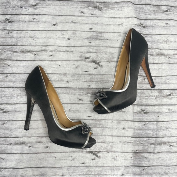 Badgley Mischka Shoes - BADGLEY MISCHKA Formslag Peep Toe Grey Silver Jeweled Satin Heels